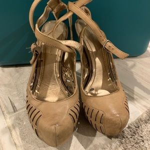 BCBG Generation High heeled shoes. Size 7.5. Tan Leather.